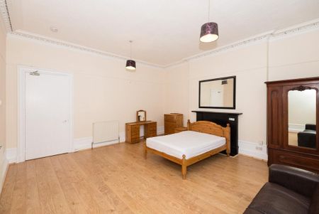 3 bedroom flat to rent - Photo 3