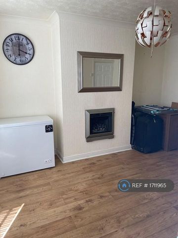 2 bedroom semi-detached house to rent - Photo 2