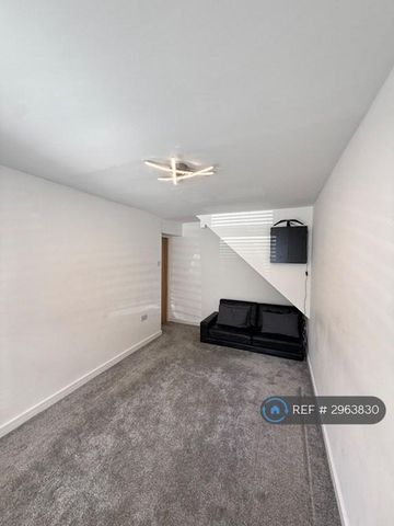 4 bedroom end of terrace house to rent - Photo 2