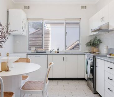 Boutique Studio Apartment with Leafy Park Views - Photo 5
