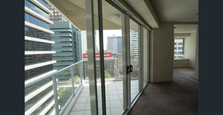 STYLISH TWO BEDROOM APARTMENT IN POPULAR BUILDING - Photo 4