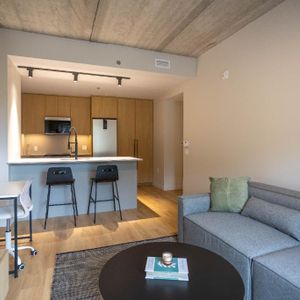 4 1/2 APPARTEMENT MEUBLÉ À LOUER - Photo 2