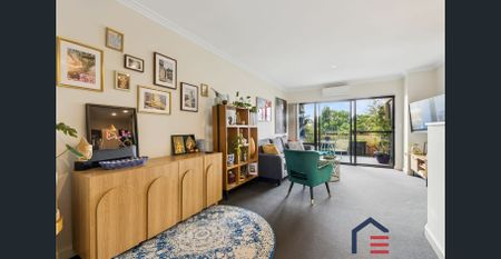 Top-Floor Comfort in the Heart of Inglewood - Photo 5