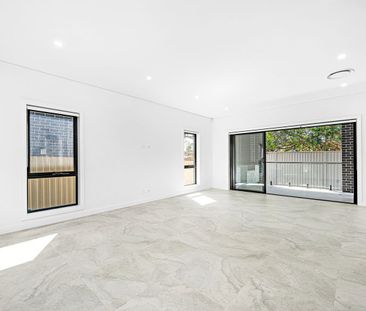 Near New 5 Bedroom Family Home - Photo 1