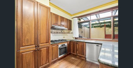 Charming 3-Bedroom Home with Entertaining Deck & Spa - Photo 5