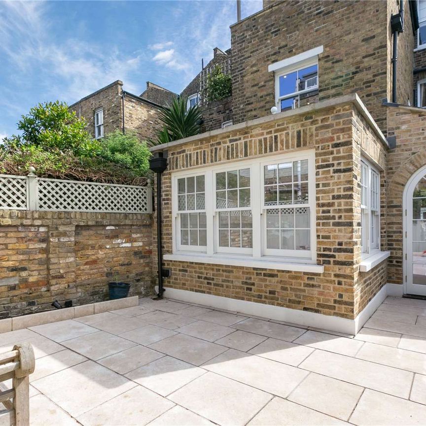 An exceptional five-bedroom terraced house on St Stephen's Terrace; a stone's throw from Nine Elms tube and with access to enjoy the Albert Square communal garden. - Photo 1