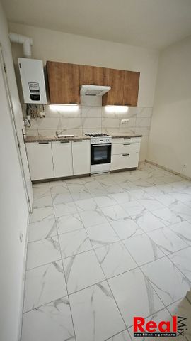 Pronájem bytu 3+1 69 m² - Fotografie 2