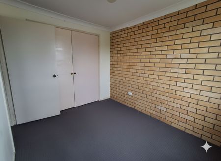 Charming Townhouse in Heart of Redcliffe - Photo 4