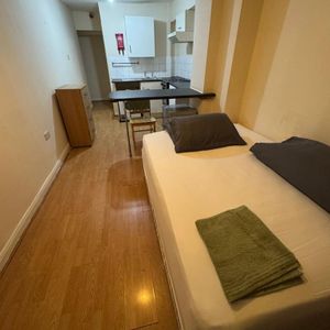 Studio to rent - Photo 2