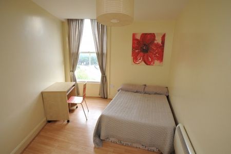 MODERN STUDENT 2 BED FLAT 400 METRES TO UNIVERSITY AND 200METRES TOWN - Photo 2