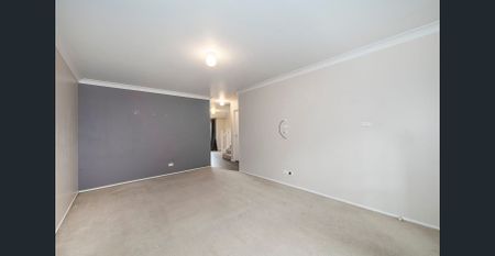 Lovely Renovated Townhouse With Ducted Air Upstairs - Photo 2