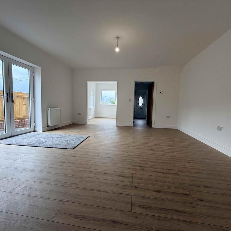 4 bedroom end of terrace house to rent - Photo 1