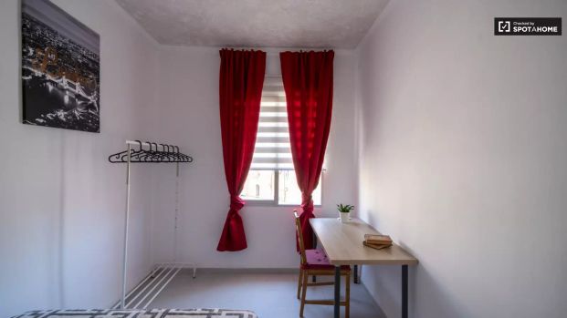 Room in a shared 3-bedroom apartment for rent in Ciutat Jardí, perfect for students - Foto 1
