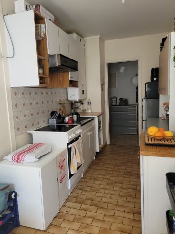 POITIERS CENTRE VILLE dans rue piétonne studio de 37 m² avec terrasse et cave - Photo 4