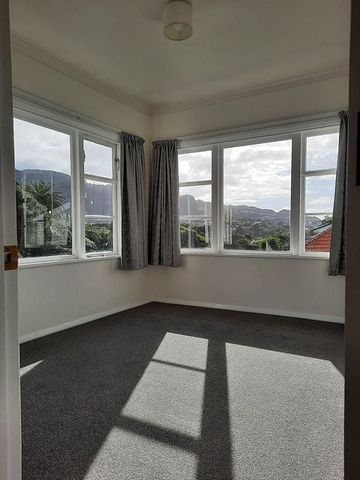 Sunny position, fantastic location with 3 B/rooms. - Photo 2