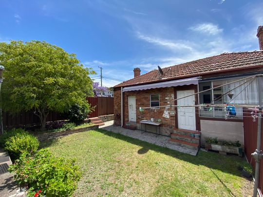2 Bedroom With Backyard - Enter Via Flora Street - Photo 1