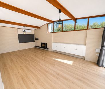 3 Bedroom Modern Home - Photo 2