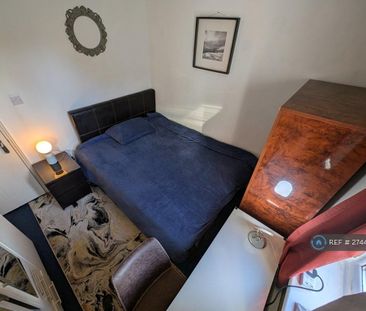 1 bedroom in a flat share to rent - Photo 3