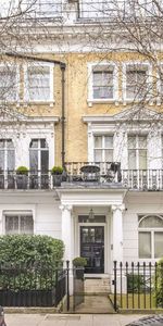 A fantastically located studio flat with shared bathroom facilities. The property has its own kitchenette. - Photo 4