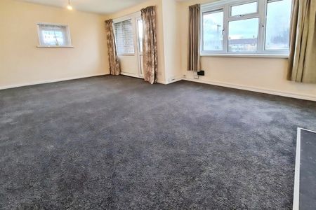 St. James Close, SO15 - Photo 2