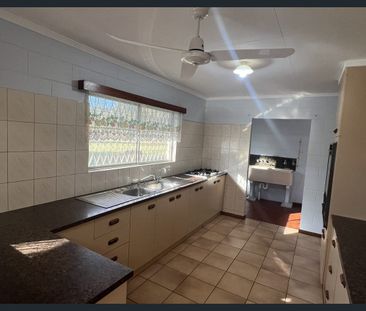 Family Living in Walkamin - Photo 5