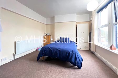 4 Bedroom Mid Terraced House for rent in Burchett Grove - Photo 3