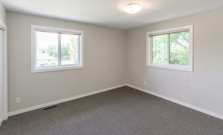 Stunning 3 Bedroom Home with Full Basement - Photo 5