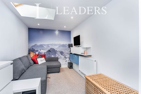 4 bedroom house to rent Elwood Close, RH15 - Photo 5