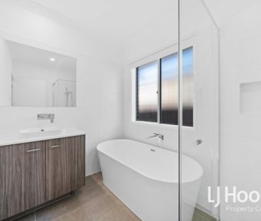 Exemplary Coral Built Family Home - 3 x Living Zones - Ducted AC - ... - Photo 6