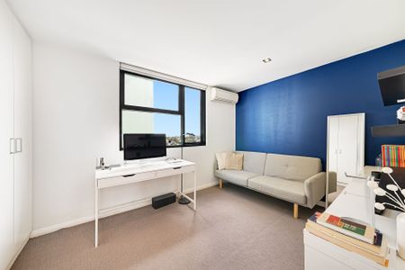 Modern Dual Level, Top-Floor Two Bedroom Apartment with Parking - Photo 4