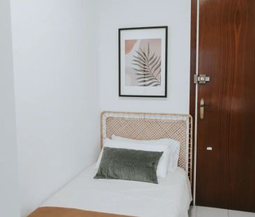 Room in a shared 4-bedroom apartment for rent in el Gòtic - Photo 5