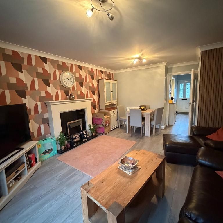 3 Bedroom Town House To Rent - Photo 1