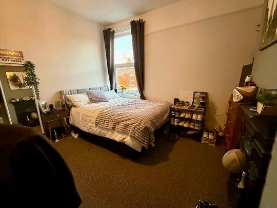 West End // Spacious Bed & Bath // Sept, LN1 - Photo 1