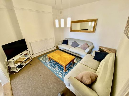 4 bedroom flat to rent - Photo 1
