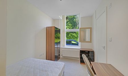 Spacious 4-Bed, 4-Bath Student Flat with Large Communal Garden & Free Parking - Photo 5