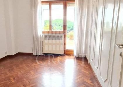 Attic-Cassia: 250mq. Top floor in addition to 250mq. of panoramic terraces. Spacious living, dining, 5 bedrooms, 3 baths, maid’s room, 3 panoramic terraces, parking, silent,. Located at begining of Cassia, near Schools. Ref 160