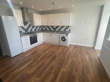 3 Bedroom Flat To Let - Photo 5