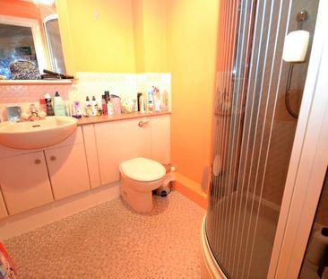 En-suite Room to Let in Spacious, Well Situated 4 Bed Flat to Let i... - Photo 6