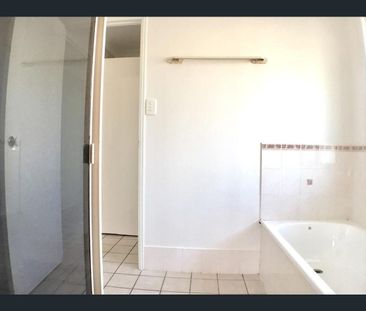 Fresh & Spacious Family Abode - Photo 3