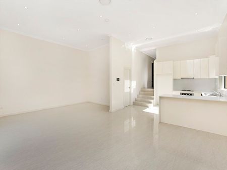 Spacious duplex home... - Photo 3