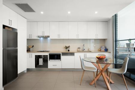 Gorgeous Two Bedroom Apartment in Ultra-Convenient Position - Photo 4