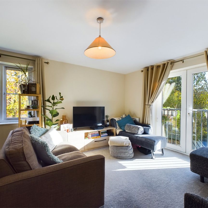 2 bedroom Flat in Kingswood Close, Camberley - Photo 1