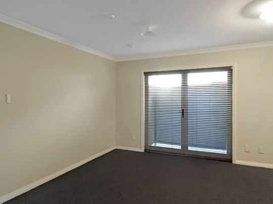 Spacious 2-Bedroom Unit in Onehunga - Photo 1