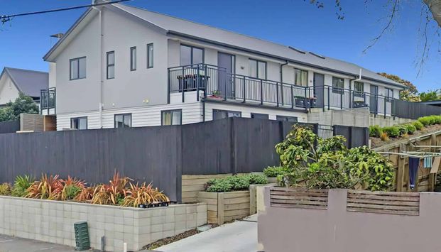 LINWOOD - MODERN 2 BEDROOM UNIT, CARPORT, HEAT PUMP - Photo 1