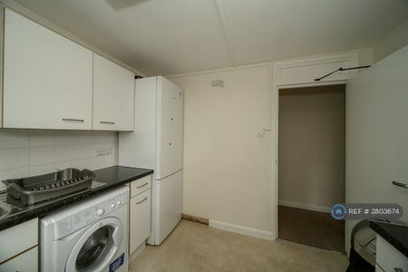 1 bedroom in a flat share to rent - Photo 4