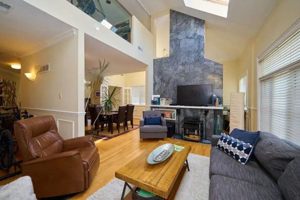 Toronto Furnished Upper Level for Rent – Elegant 2 Bed, 2 Bath with Private Entrance and Air Conditioning - Photo 1