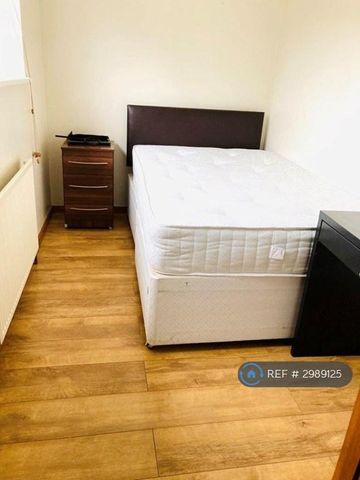 3 bedroom end of terrace house to rent - Photo 4