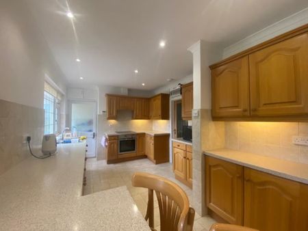 4 bedroom detached bungalow to rent - Photo 2