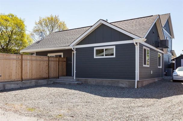Carriage House, 2 bed, 1 bath: Knox Mountain – June 15 - Photo 1