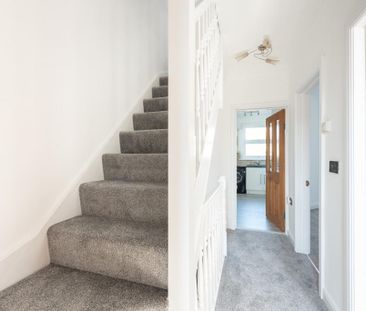 2 bedroom flat to rent - Photo 2